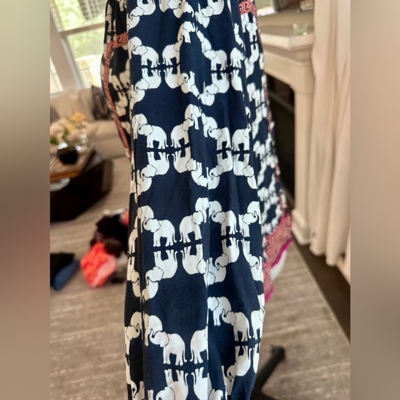 CROWN & IVY ELEPHANT PRINT PEASANT TOP - EUC - Picture 5 of 7